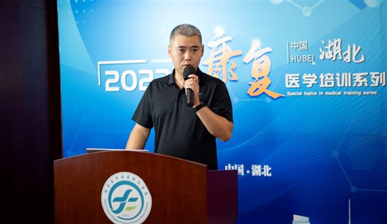 男人在舞臺(tái)上彈吉他

低可信度描述已自動(dòng)生成